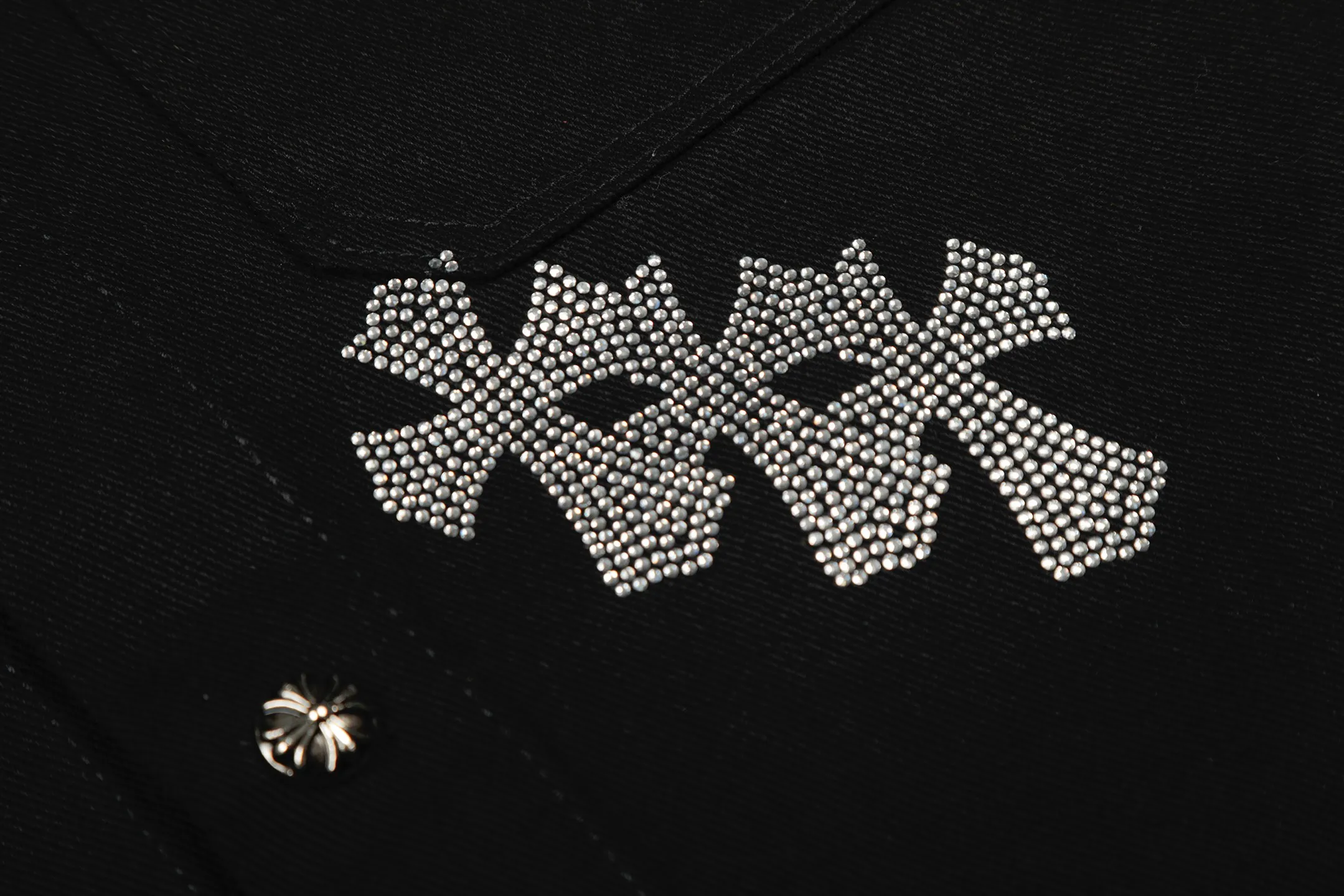 P260 💰 Chrome Hearts Chrome Hearts Cross-Patch Leather Embroidered Shirt Denim Jacket OS version can be worn by both men and women! The fabric is made of twill gauze cotton fabric! The texture is clear and smooth, not easy to wrinkle or fade! The embroidery process is complex and repetitive. There are more than 20 leather labels. It takes 6 repeated embroidery steps to complete the back body. The requirements for the embroidery machine are very strict, and the distance is 45 cm! It won’t work if the spacing is too big, and it won’t work if it’s too small! We make clothes with care, and every detail must be restored one to one! The hardware is all carved and cast, and they are all genuine from the original factory! This piece of clothing consumes a lot of material, with more than 3 meters of material used for one piece of clothing! After the garment is made, it needs to be fixed at high temperature, washed at a water temperature of more than 70 degrees, and softened by adding softener to make the upper body softer and smoother! There is a flap on the sleeve that can be stored into short sleeves! Adapt it to that understanding Color: Black Size: S-M-L-XL